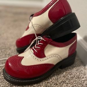 Red and white wing tip platforms